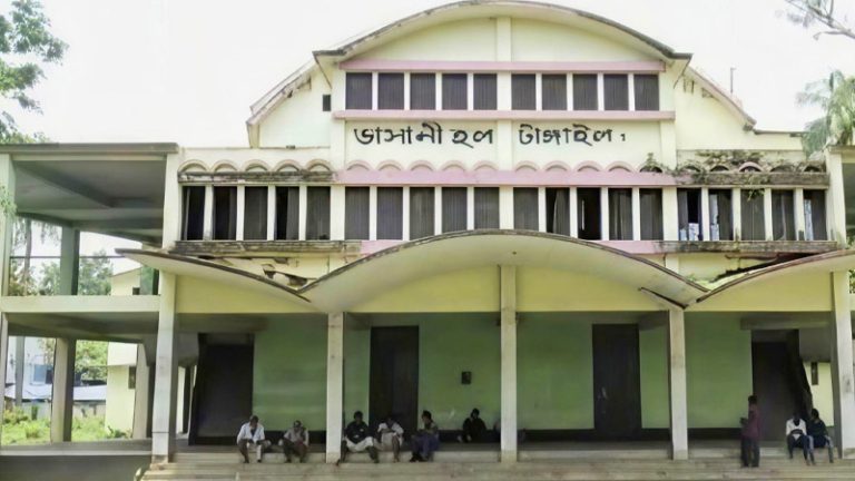 টাঙ্গাইলের ভাসানী হলের বেহাল দশা ও সংস্কারের দাবিতে স্থানীয়দের অবস্থান