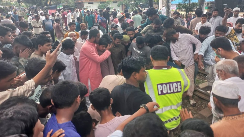 চট্টগ্রামে শিশুকে বাঁচাতে গিয়ে ট্রেনে কাটা পড়ে বৃদ্ধের মৃত্যু