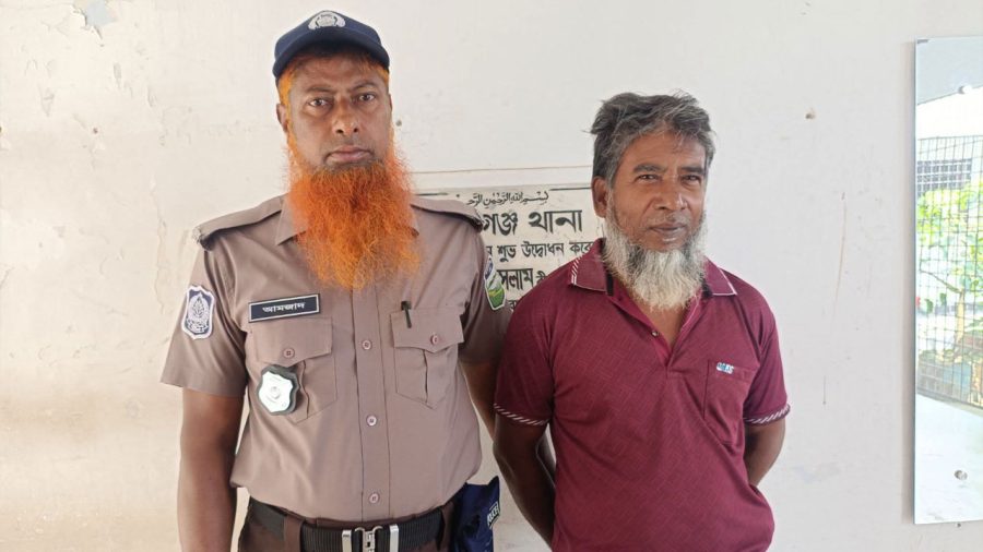 জীবন্ত শালিকের কাঁচা মাংস খাওয়ার ভিডিও ভাইরাল, আটক এক