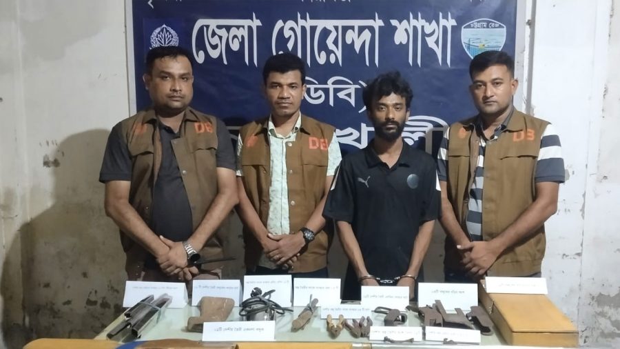 নোয়াখালীতে অস্ত্র তৈরির কারখানা থেকে দেশীয় অস্ত্রসহ গ্রেপ্তার ১