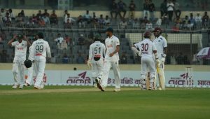 দ্বিতীয় ইনিংসে ব্যাটিং বিপর্যয়ে বাংলাদেশ