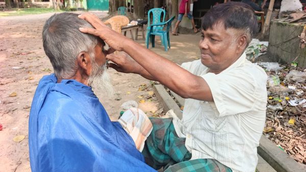আধুনিকতার চাকচিক্যের আড়ালে গ্রামীণ নরসুন্দরদের নীরব হাহাকার