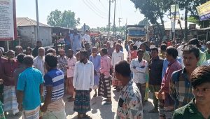সারের দাবিতে লালমনিরহাট-বুড়িমারী মহাসড়ক অবরোধ
