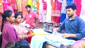পূজার কেনাকাটায় সরগরম চাঁপাইনবাবগঞ্জের বিপণিকেন্দ্র