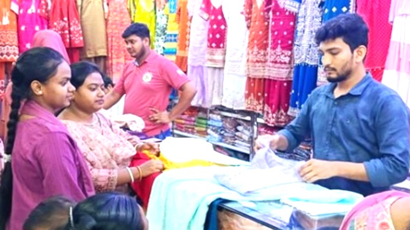 পূজার কেনাকাটায় সরগরম চাঁপাইনবাবগঞ্জের বিপণিকেন্দ্র