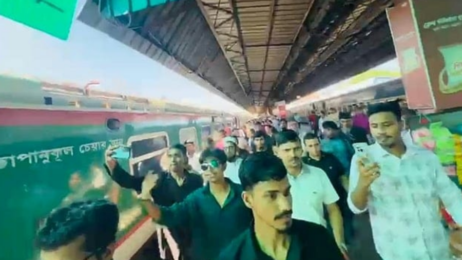 ইঞ্জিন-সংকটে পাহাড়িকা এক্সপ্রেস, চট্টগ্রাম স্টেশনে বিক্ষোভ