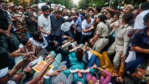 দিল্লিতে তেলাপোকাদের ঠেকাতে ২৬ হাজার পুলিশ