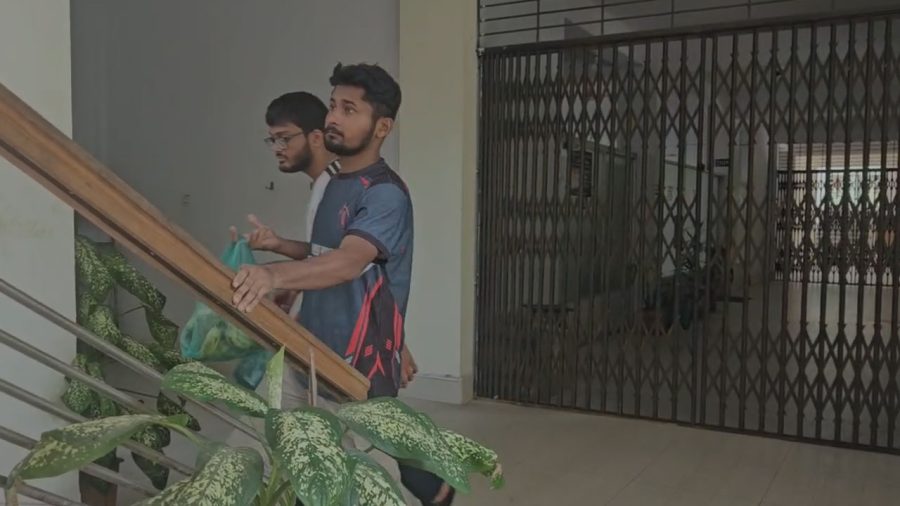 চুয়েটে অবরুদ্ধদের খাবার পৌঁছে দিলেন আন্দোলনকারীরা
