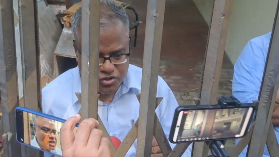 আমি নিজেই অবরুদ্ধ, শিক্ষার্থীদের বাসে হামলা নিয়ে চুয়েট উপাচার্য