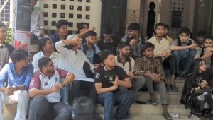 বিচারসহ ৭ দফা দাবিতে ঢাবি শিক্ষার্থীদের প্রক্টর অফিসে অবস্থান 