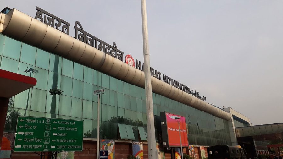 তেলপোকা বিক্ষোভ ঘিরে দিল্লিগামী ট্রেন বাতিল, মেট্রোতেও বিধিনিষেধ
