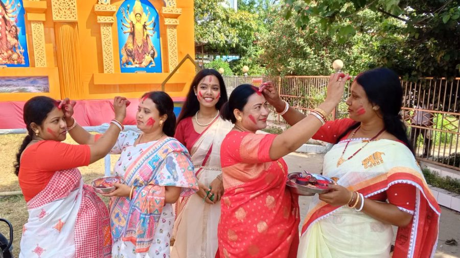 দিনাজপুরে বিজয়া দশমীতে সিঁদুর খেলায় মেতেছেন নারীরা