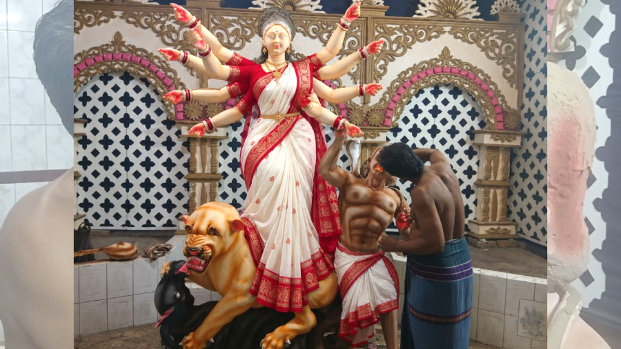 চাঁদপুরে দুর্গোৎসবের প্রস্তুতি: ২৩২ মণ্ডপে প্রতিমা তৈরির কাজ শেষ