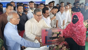 ফরিদপুরে প্রধানমন্ত্রীর পক্ষে অসহায় পরিবার পেল ঘর ও সহায়তা