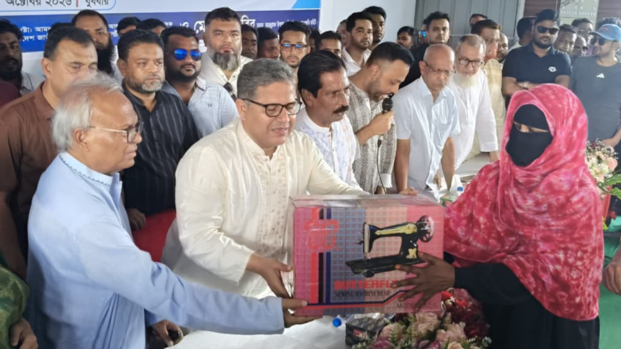 ফরিদপুরে প্রধানমন্ত্রীর পক্ষে অসহায় পরিবার পেল ঘর ও সহায়তা