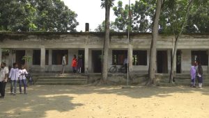 জরাজীর্ণ শ্রেণিকক্ষ: আতঙ্কে শিক্ষক-শিক্ষার্থীরা
