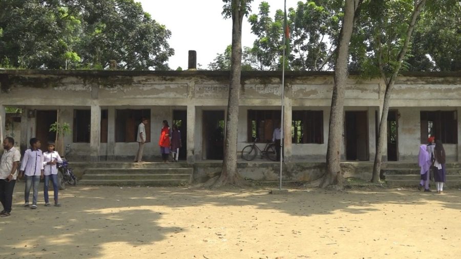 জরাজীর্ণ শ্রেণিকক্ষ: আতঙ্কে শিক্ষক-শিক্ষার্থীরা