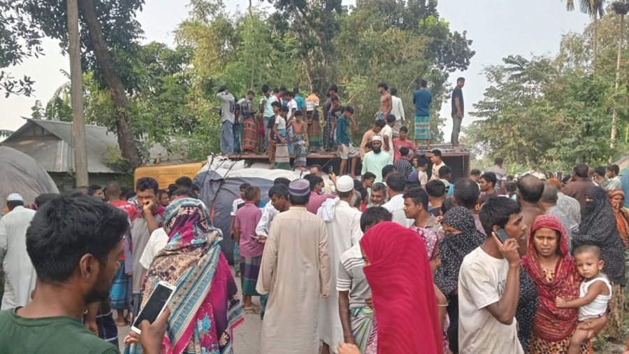রৌমারিতে ট্রাকচাপায় একই পরিবারের চারজনসহ নিহত ৫