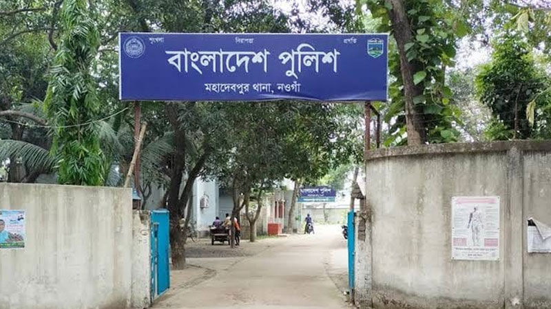 নওগাঁয় অ্যাম্বুলেন্সের ধাক্কায় ভ্যান চালক নিহত