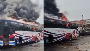 মহাখালীতে দাঁড়িয়ে থাকা এসি বাসে আগুন