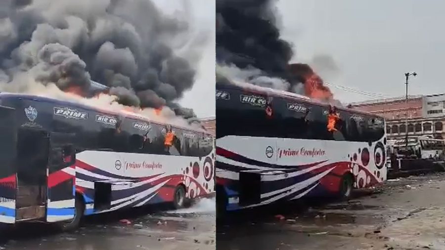 মহাখালীতে দাঁড়িয়ে থাকা এসি বাসে আগুন
