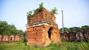 এক পতিত সাম্রাজ্যের প্রতিধ্বনি