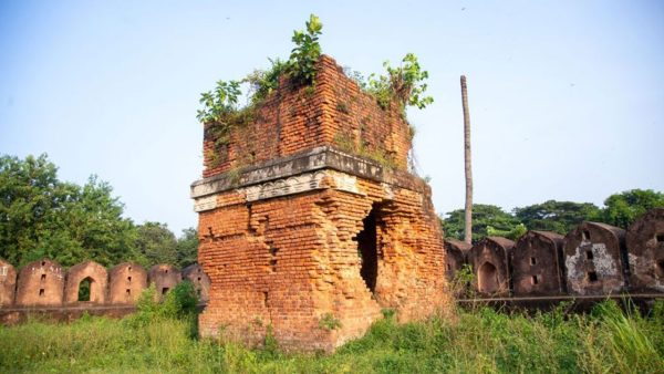 এক পতিত সাম্রাজ্যের প্রতিধ্বনি