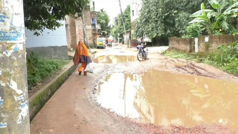 কর বাড়ে, রাস্তা ভাঙে: নওগাঁয় নাগরিক সেবার হিসাব মেলে না