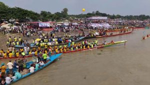 মানিকগঞ্জের কালীগঙ্গায় বৈঠার ছন্দে ফিরল বাংলার চিরচেনা ঐতিহ্য