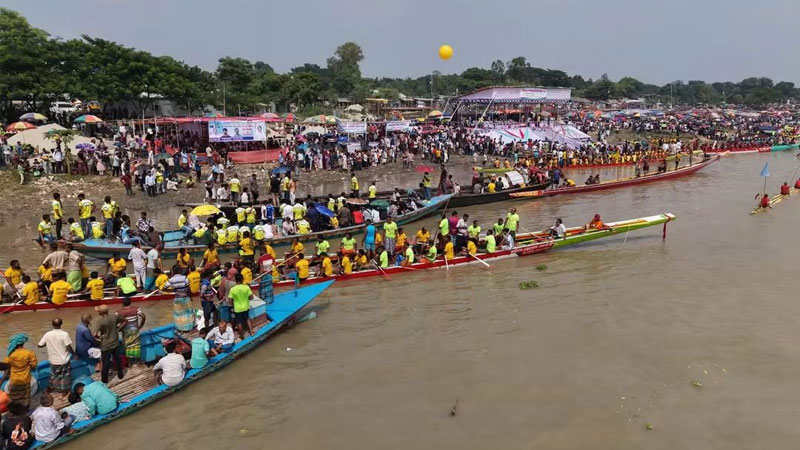 মানিকগঞ্জের কালীগঙ্গায় বৈঠার ছন্দে ফিরল বাংলার চিরচেনা ঐতিহ্য
