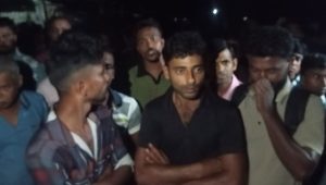 কালীগঙ্গা নদীতে যাত্রীবোঝাই ট্রলার একদিকে হেলে পড়ে নি‌খোঁজ ২