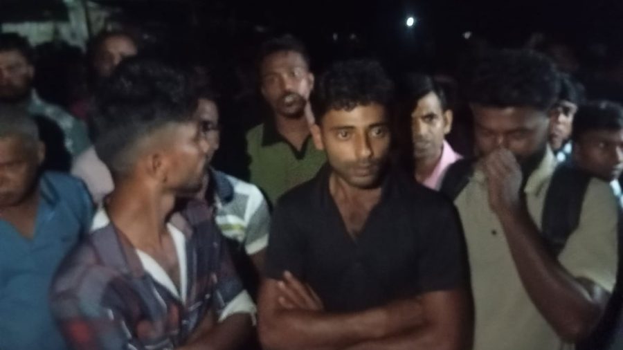 কালীগঙ্গা নদীতে যাত্রীবোঝাই ট্রলার একদিকে হেলে পড়ে নি‌খোঁজ ২