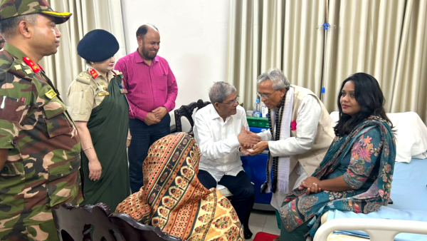 সিএমএইচে সুকোমল বড়ুয়াকে দেখতে গেলেন রাষ্ট্রপতি ও সেনাপ্রধান