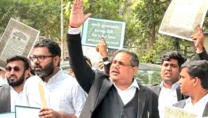 প্রধান বিচারপতির হস্তক্ষেপে মুক্তি পেলেন আটক আইনজীবীরা