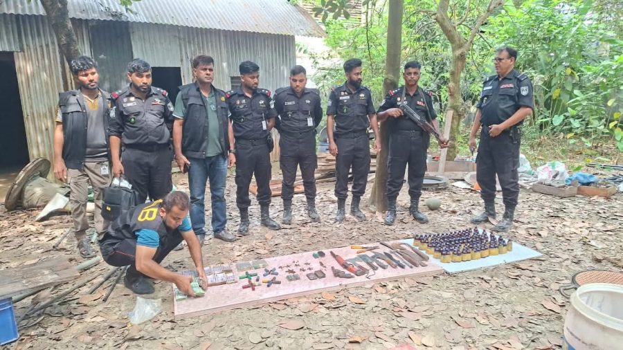 নরসিংদীতে পরিত্যক্ত ঘরে এসআরবির অভিযান, অস্ত্র উদ্ধার
