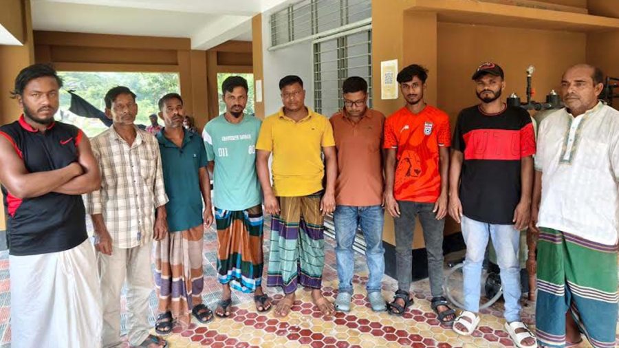 সুন্দরবনে ২৬০ টন কয়লাবোঝাই কার্গো জব্দ, আটক ৯