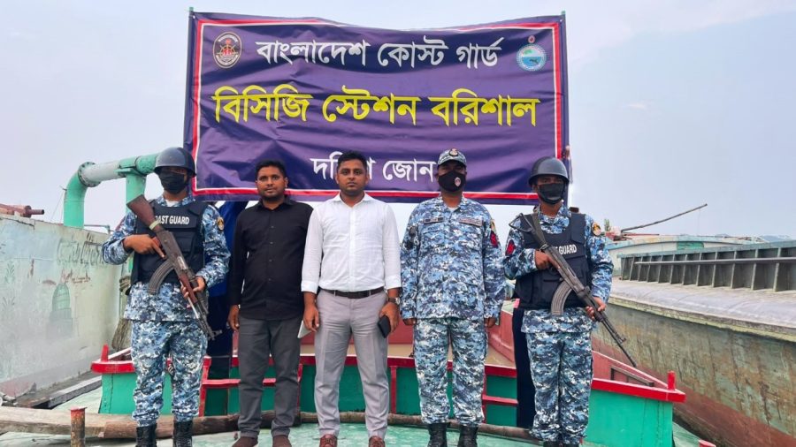 বরিশালে অবৈধভাবে বালু উত্তোলন: ২টি ড্রেজার ও ৩টি বাল্কহেড জব্দ