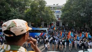 ভারতে সিইসির পদত্যাগ দাবিতে ককরোচদের বিক্ষোভ