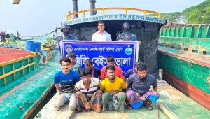 ভোলায় কোস্ট গার্ডের অভিযানে ৪ ড্রেজার ও ১ বাল্কহেডসহ আটক ৮