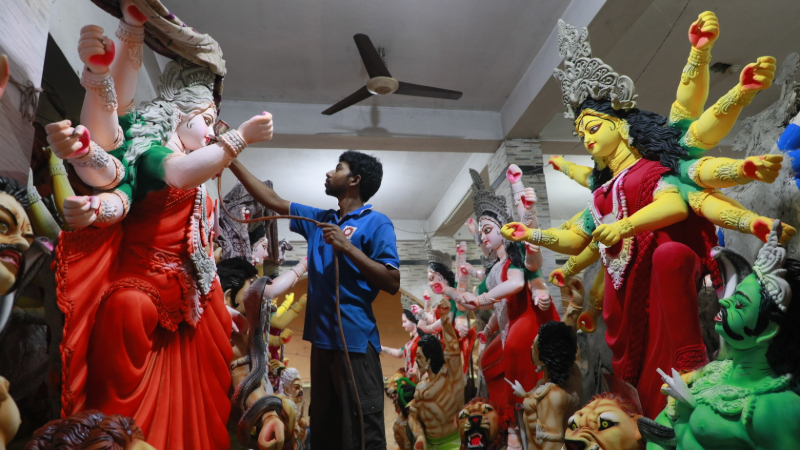 প্রতিমা তৈরির শেষ ধাপে শিল্পীরা, মণ্ডপসজ্জা ও কেনাকাটায় বাড়ছে ব্যস্ততা