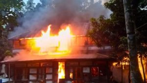 মাদারীপুরে শিশুকে ধর্ষণচেষ্টার অভিযোগে বাড়িতে ভাঙচুর-আগুন