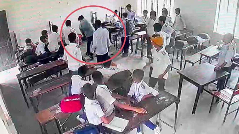 শ্রেণিকক্ষে ঢুকে ষষ্ঠ শ্রেণির ছাত্রকে শূন্যে তুলে আছাড়, ভিডিও ভাইরাল