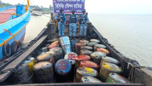 হাতিয়ায় সাড়ে ৯ হাজার লিটার পামওয়েল জব্দ করল কোস্ট গার্ড