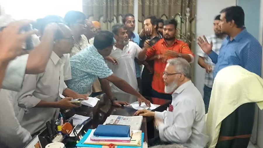 মব: উপাচার্যকে পদত্যাগপত্রে সই করানোর পর বিএনপি নেতা গ্রেপ্তার