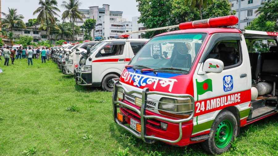 ঢামেক চত্বরে পার্কিংয়ের দাবিতে অ্যাম্বুলেন্স ধর্মঘট, রোগীদের ভোগান্তি