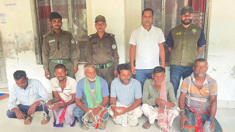 সুন্দরবনে জেলে ছদ্মবেশী ৬ হরিণ শিকারি আটক