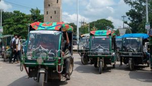 মোহাম্মদপুর চার রাস্তার মোড়ে অটোরিকশাচালকদের অবরোধ