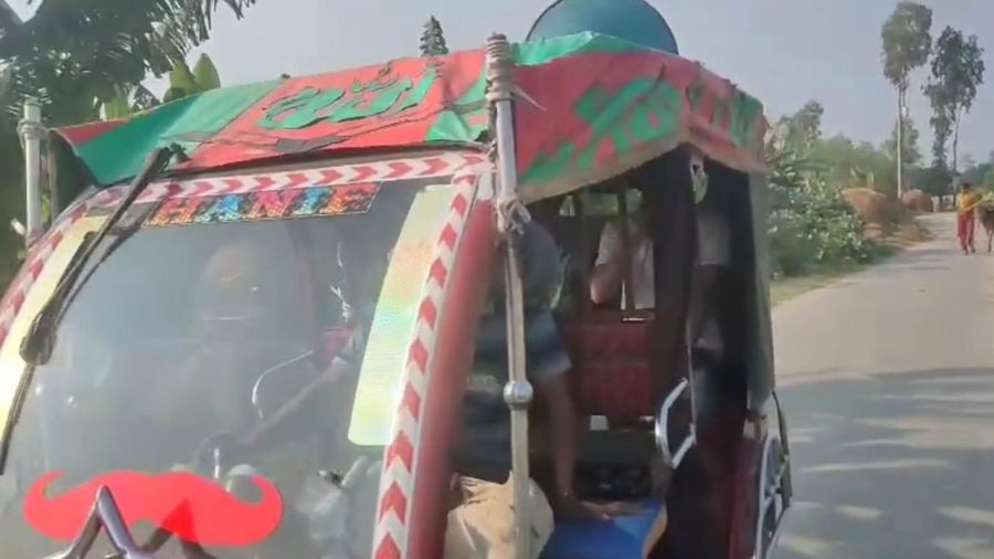 নওগাঁয় শেখ হাসিনার দেশে ফেরা নিয়ে অটোরিকশায় মাইকিং