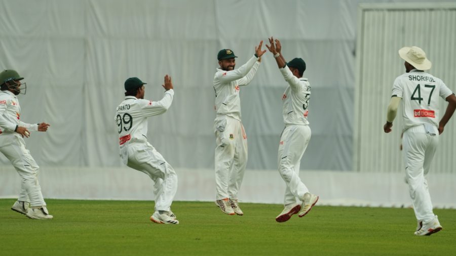 তাইজুলের জোড়া আঘাতে ঘুরে দাঁড়াল বাংলাদেশ