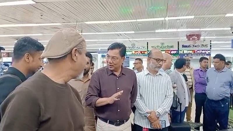 শাহজালালে হঠাৎ বিমানমন্ত্রী